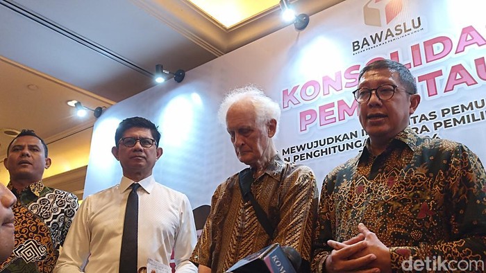 Gerakan Nurani Bangsa (GNB) bersama Badan Pengawas Pemilu (Bawaslu) RI membacakan seruan agar Pemilu 2024 berlangsung bersih, jujur, adil dan bermartabat (Tiara Aliya/detikcom)