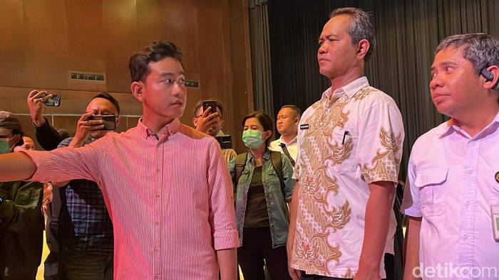 Wali Kota Solo Gibran Rakabuming Raka mengecek ruang pertunjukan di Taman Balekambang, Selasa (13/2/2024)