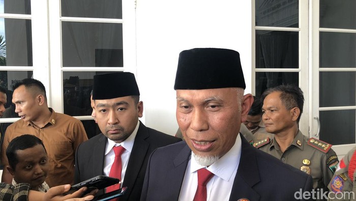Gubernur Sumatera Barat Mahyeldi saat diwawancarai. ( M Afdal Afrianto/detikSumut)