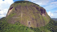 Dia melihat Gunung Lico sebagai gundukan seperti gunung berapi, menjulang tajam ke atas (dinding kawahnya setinggi 700 meter di beberapa bagian, dan terjal), dengan sepetak hutan hijau tua di dalam bagian dalam yang berbentuk cekungan.
