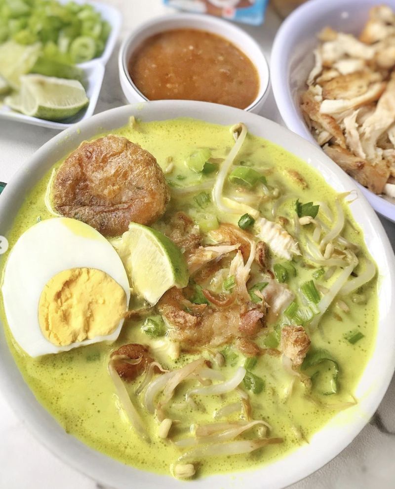 Gurih Mantap! Soto Medan Enak Isi Udang dan Ayam Ada di Sini