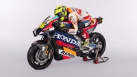 Honda masih tetap mempertahankan kombinasi warna ikoniknya, yakni merah, putih, dan oranye. Sedangkan buritan sayap, spatbor depan-belakang ada sentuhan warna hitam. Foto: HRC