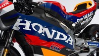 Bicara soal sponsor, ada logo One Heart, Satu Hati. Posisinya berada di bawah jok. Jargon itu diketahui yang sering dipakai PT Astra Honda Motor di Indonesia. Foto: HRC