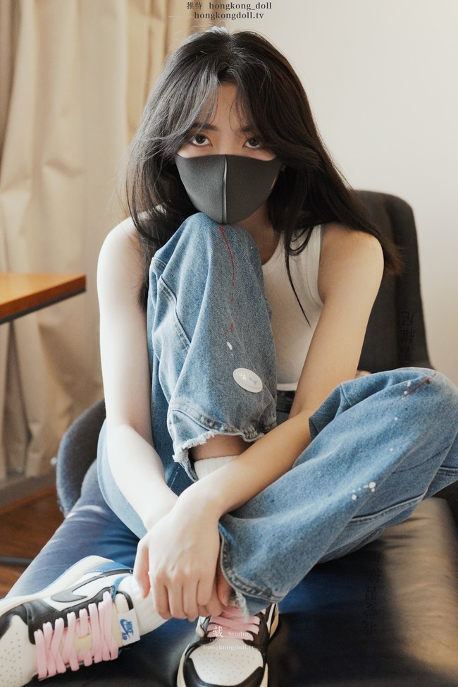 Selama ini selalu menutupi wajah, HongKongDoll terpaksa mengungkap penampilannya ketika media sosial China menerapkan peraturan baru untuk para selebgram. Mereka yang punya lebih dari 500 ribu follower diwajibkan untuk mengunggah nama asli untuk menghindari penipuan dan akun palsu.  Foto: Dok. Twitter