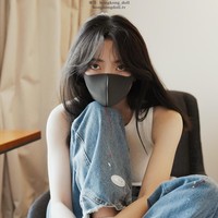 Selama ini selalu menutupi wajah, HongKongDoll terpaksa mengungkap penampilannya ketika media sosial China menerapkan peraturan baru untuk para selebgram. Mereka yang punya lebih dari 500 ribu follower diwajibkan untuk mengunggah nama asli untuk menghindari penipuan dan akun palsu.  Foto: Dok. Twitter