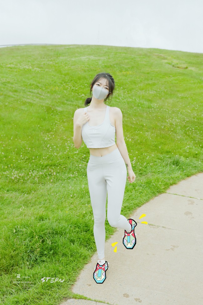 Tidak diketahui alasan HongKongDoll selama ini menutupi wajahnya. Tapi karena ciri khas tersebut ia viral sebagai Dewi Masker. Selama ini dalam berbagai foto bahkan ketika pakai bikini di pantai, HongkongDoll tetap menutupi wajahnya. Foto: Dok. Twitter