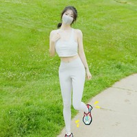 Tidak diketahui alasan HongKongDoll selama ini menutupi wajahnya. Tapi karena ciri khas tersebut ia viral sebagai Dewi Masker. Selama ini dalam berbagai foto bahkan ketika pakai bikini di pantai, HongkongDoll tetap menutupi wajahnya. Foto: Dok. Twitter