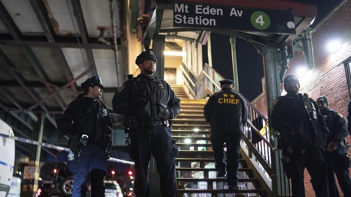 Horor Penembakan Massal di Kereta Bawah Tanah New York A subway train remains in investigation by police officers after a shooting at the Mount Eden Avenue subway station, Monday, Feb. 12, 2024, in the Bronx borough of New York. (AP Photo/Eduardo Munoz Alvarez)