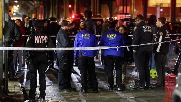 Horor Penembakan Massal di Kereta Bawah Tanah New York Members of the New York Police Department (NYPD) investigate the scene of a shooting at the Mount Eden Avenue subway station in the Bronx borough of New York City, U.S. February 12, 2024. REUTERS/Brendan McDermid