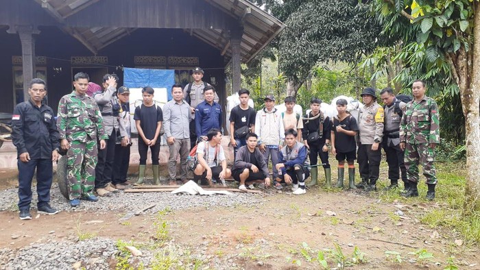 Sebanyak 16 orang yang terdiri dari TNI, Polri dan porter di Hulu Sungai Tengah (HST), Kalimantan Selatan (Kalsel), melakukan pengantaran logistik pemilu 2024 ke daerah pedalaman hutan meratus.