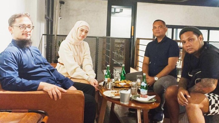 Inara Rusli dan Virgoun bertemu didampingi perwakilan keluarga.