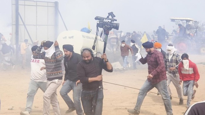 India Farmer Protests Farmers marching to New Delhi gather near the Punjab-Haryana border at Shambhu, India, Tuesday, Feb.13, 2024. Farmers are marching to the Indian capital asking for a guaranteed minimum support price for all farm produce. (AP Photo/Rajesh Sachar)