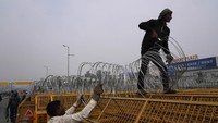 Kepolisian juga telah memasang blokade-blokade yang menakutkan yang diwarnai paku logam, semen dan barikade baja di ruas jalan raya dari tiga negara bagian yang mengarah ke New Delhi.