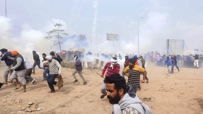 India Farmer Protests Farmers marching to New Delhi gather near the Punjab-Haryana border at Shambhu, India, Tuesday, Feb.13, 2024. Farmers are marching to the Indian capital asking for a guaranteed minimum support price for all farm produce. (AP Photo/Rajesh Sachar)