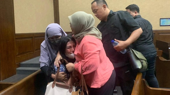 Istri Dadan Tri, Riris, histeris di ruang sidang usai suaminya dituntut penjara (Mulia/detikcom)