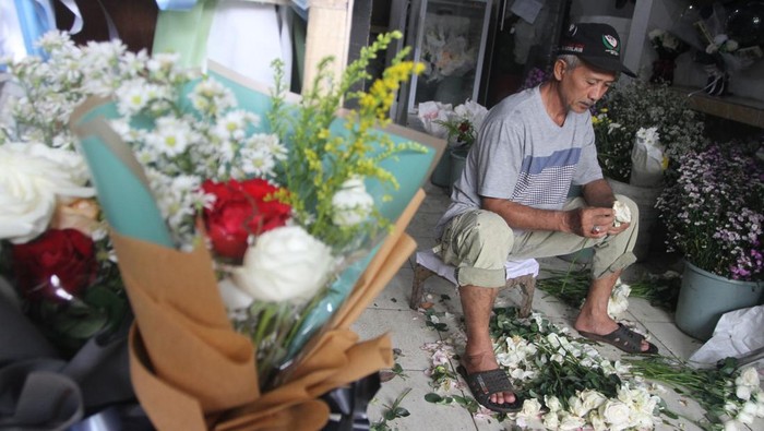 Jelang Hari Valentine, Pengusaha Buket Bunga Kebanjiran Pesanan Pekerja membuat rangkaian bunga atau buket dari bunga potong, coklat dan boneka di pasar bunga Splendid, Malang, Jawa Timur, Selasa (13/2/2024). Pengusaha rangkaian bunga setempat menyebutkan sejak seminggu terakhir permintaan pesanan buket untuk perayaan hari kasih sayang atau Valentine Day yang dijual Rp30 ribu hingga Rp250 ribu per bungkus tersebut mulai meningkat dari 50 bungkus menjadi 80 bungkus per hari. ANTARA FOTO/Ari Bowo Sucipto/foc.