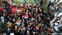 Kehadirannya itu disambut antusias pengunjung yang beberapa di antaranya meminta foto bersama.  