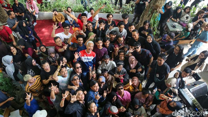 Jelang Pencoblosan, Ganjar Nyanyi Bareng Slank di Semarang Ganjar Pranowo menghabiskan waktunya di masa tenang hari ketiga dengan menonton Slank di Taman Budaya Raden Saleh, Semarang, Selasa (13/2). Begini momennya.