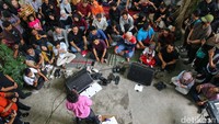 Ganjar kemudian mengambil tempat lesehan di tengah beberapa anak muda.  