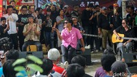 Mulai dari Seperti Para Koruptor hingga Terlalu Manis dinyanyikan.  