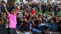 Ganjar tampak antusias mendengar band itu membawakan sejumlah lagu.  