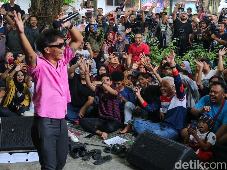 Jelang Pencoblosan, Ganjar Nyanyi Bareng Slank di Semarang