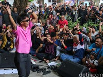 Jelang Pencoblosan, Ganjar Nyanyi Bareng Slank di Semarang