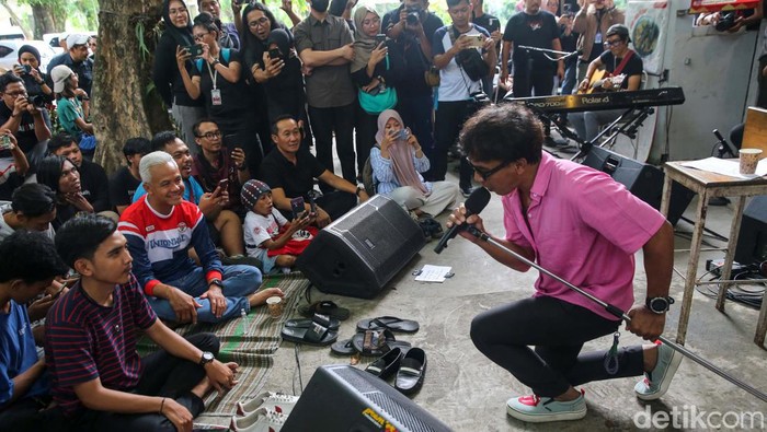 Jelang Pencoblosan, Ganjar Nyanyi Bareng Slank di Semarang Ganjar Pranowo menghabiskan waktunya di masa tenang hari ketiga dengan menonton Slank di Taman Budaya Raden Saleh, Semarang, Selasa (13/2). Begini momennya.