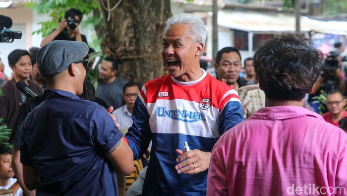 Jelang Pencoblosan, Ganjar Nyanyi Bareng Slank di Semarang Ganjar Pranowo menghabiskan waktunya di masa tenang hari ketiga dengan menonton Slank di Taman Budaya Raden Saleh, Semarang, Selasa (13/2). Begini momennya.