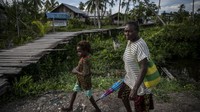 Kampung-kampung tersebut memiliki sarana jalan dari papan kayu.
