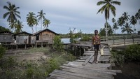 Seorang anak berjalan di Kampung Saw, Distrik Agats, Kabupaten Asmat, Papua Selatan, Selasa (13/2/2024).