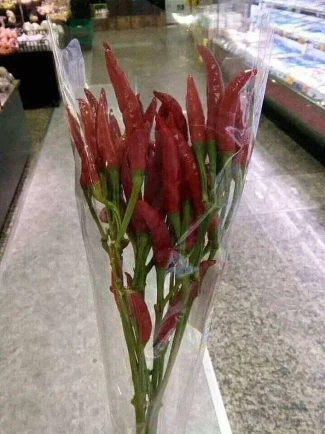 Buat yang punya pacar pecinta pedas, buket bunga yang satu ini boleh dicoba. Dijamin anti mainstream dan doi nggak akan lupa sama kado Valentine dari kamu. Foto: Instagram/awreceh.id