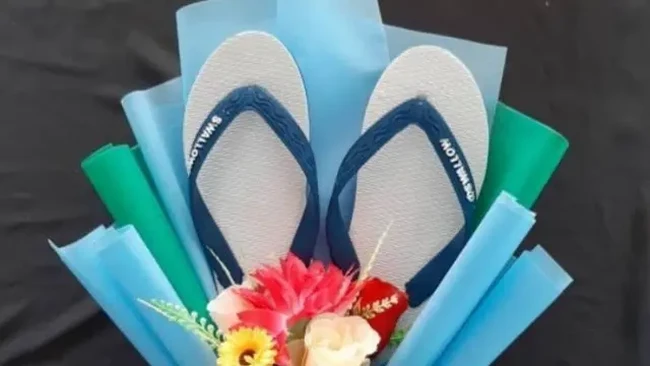 Belum bisa ngasih buket uang untuk kekasih hati nggak apa-apa, masih ada buket sandal jepit. Dijamin nggak bikin dompet kamu menangis. Foto: Instagram/awreceh.id
