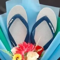 Belum bisa ngasih buket uang untuk kekasih hati nggak apa-apa, masih ada buket sandal jepit. Dijamin nggak bikin dompet kamu menangis. Foto: Instagram/awreceh.id