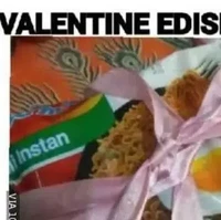 Valentine versi anak kost di akhir bulan. Ketika sudah tak ada lagi yang tersisa, maka mie instan dipitain juga bisa jadi kado Valentine buat doi. Kira-kira gimana ya reaksinya kalau dapat kado Valentine seperti ini? Foto: 1cak
