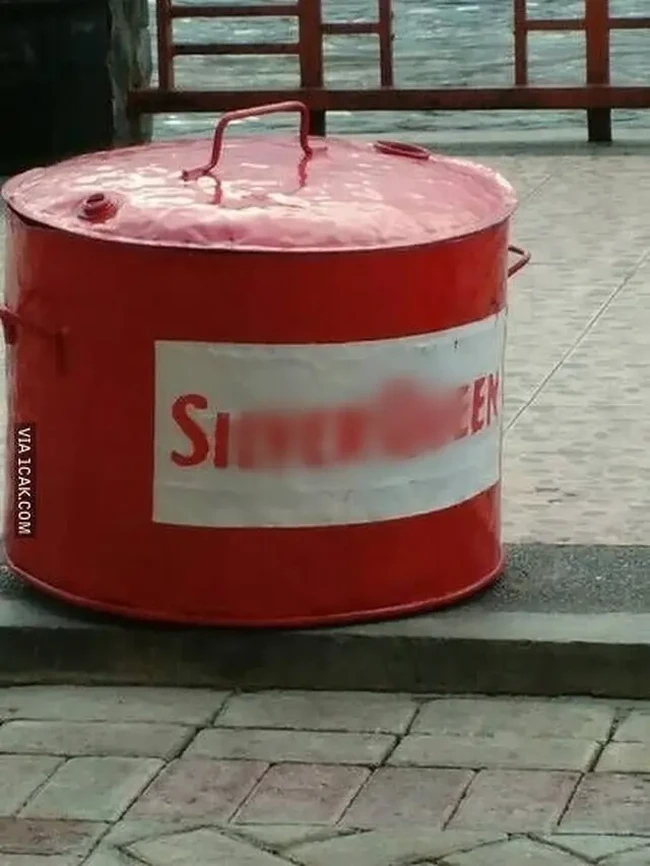 Seperti ada yang salah dengan gambar yang satu ini. Mereknya sih memang nggak asing, tapi kok tempatnya beda ya? Foto: 1cak