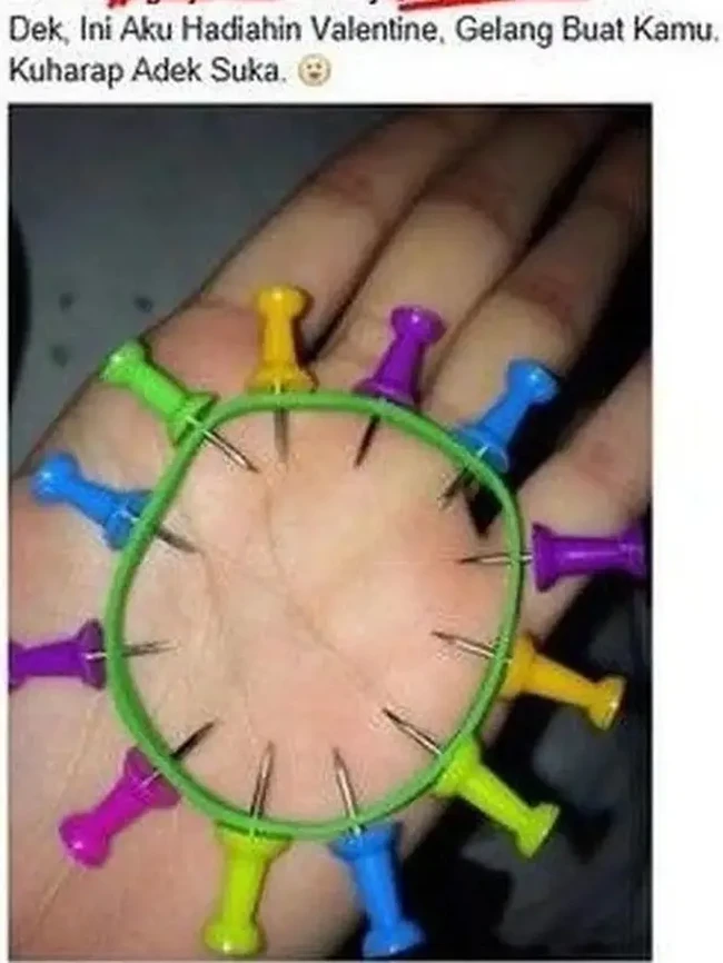 Buat yang selama ini sudah menyimpan kekesalan dan dendam pribadi kepada pasangan, kado yang satu ini bisa jadi solusi. Apalagi kalau bukan ‘gelang maut’. Dijamin tangan nggak selamat kalau pakai gelang yang satu ini. Foto: Facebook/kementrianhumorindonesia
