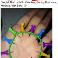 Buat yang selama ini sudah menyimpan kekesalan dan dendam pribadi kepada pasangan, kado yang satu ini bisa jadi solusi. Apalagi kalau bukan ‘gelang maut’. Dijamin tangan nggak selamat kalau pakai gelang yang satu ini. Foto: Facebook/kementrianhumorindonesia