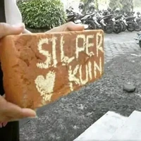 Valentine memang identik dengan coklat. Tapi jangan sampai karena tak mampu membeli coklat, kamu jadi ngasih kayak gini ke doi. Itu sih coklat versi kuli bangunan kali ya.. Foto: X/duniakuli