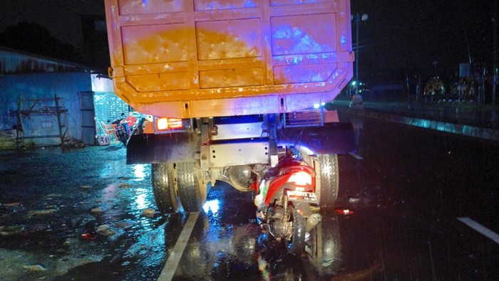 Kakak adik boncengan motor di Maros menabrak truk yang sedang parkir.