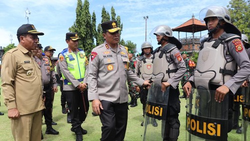Kapolda Bali Irjen Ida Bagus Kade Putra Narendra mengecek kesiapan Polres Buleleng dalam pengemanan TPS, Senin (12/2/2024).