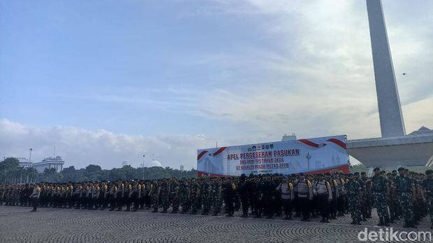 Kapolda Metro Jaya Irjen Karyoto memimpin apel pergeseran pasukan ke TPS Pemilu.