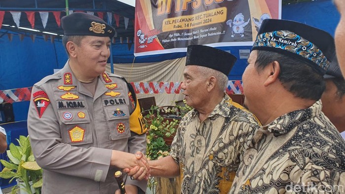 Kapolda Riau Irjen Mohammad Iqbal dan rombongan meninjau PAM TPS Pemilu di Siak (Raja Adil Siregar/detikSumut)