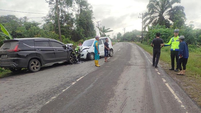 Karimun dinas dokter Alicia adu banteng dengan Xpander di Jalinsum Muba.