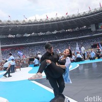Sesekali berbusana serba hitam seperti ketika menyelamatkan Kekeh Afifah di Gelora Bung Karno. Aksinya jebolan Akademi Militer 2011 ini sempat berujung viral di media sosial. (Foto: Grandyos Zafna/detikcom)
