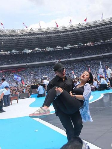 Keke Afifah digendong oleh Mayor Teddy saat pingsan (Grandyos Zafna/detikcom)