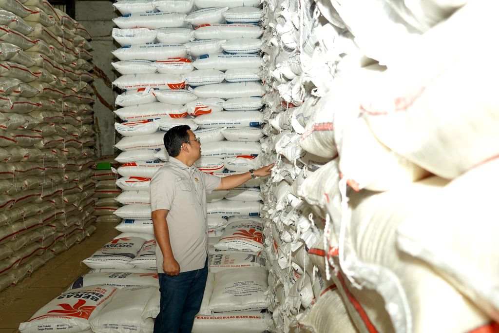 Kepala Bapanas Arief Prasetyo Adi tinjau stok beras di PIBC, Selasa (13/2/2024), (Dok. Bapanas)