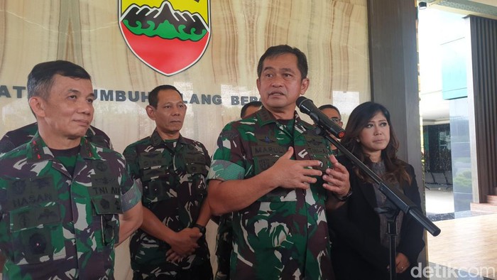 Kepala Staf Angkatan Darat (KSAD) Jenderal Maruli Simanjuntak saat diwawancarai di Makodam I/BB, Selasa (13/2/2024). (Goklas Wisely/detikSumut)