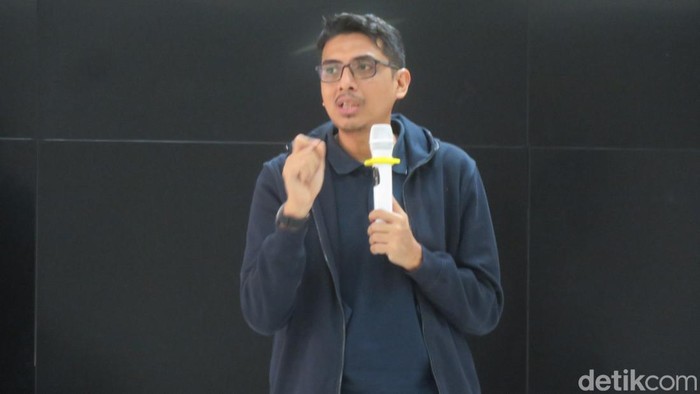 Ketua Departemen Hukum Tata Negara Fisipol UGM Zainal Arifin Mochtar menjelaskan detail film Dirty Vote saat Diskusi Film Kecurangan Pemilu di Kampus Fisipol UGM Yogyakarta, Selasa (13/2/2024).