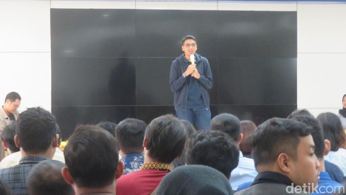 Ketua Departemen Hukum Tata Negara Fisipol UGM Zainal Arifin Mochtar menjelaskan detail film Dirty Vote saat Diskusi Film Kecurangan Pemilu di Kampus Fisipol UGM Yogyakarta, Selasa (13/2/2024).